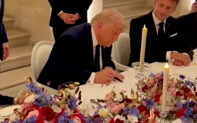 Trump signing MOU in Versailles