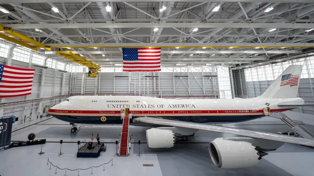 Trump Unveils Qatar’s $400 Million “Flying Palace”: Thanks Emir, Praises Netanyahu
