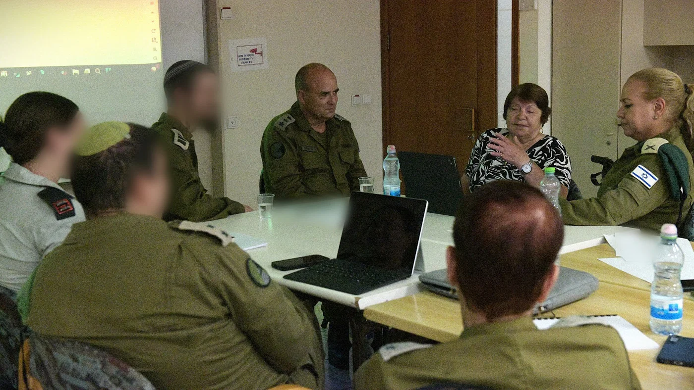 IDF soldiers updating the fallen soldiers sister