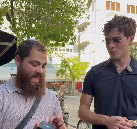  GOING VIRAL: Chabad's Yossi Farro Gifts Influencer Clav a Necklace To Celebrate His First Ever Israel Trip | WATCH