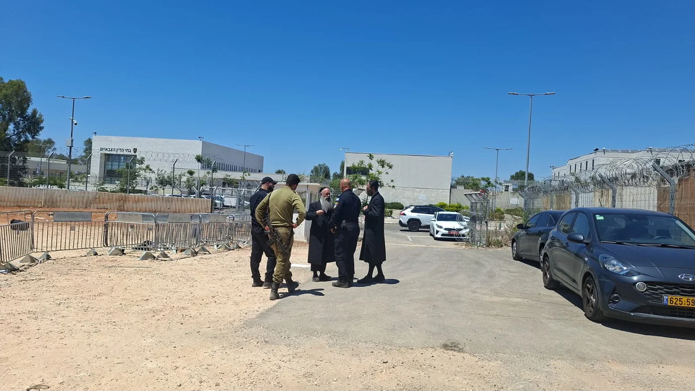 Preparing for Gur protests oustdie Military Jail 10