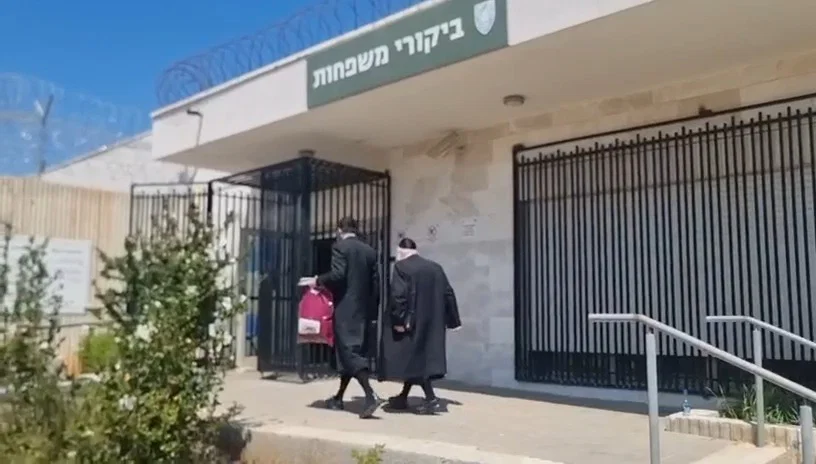 MK Goldknopf visits Military Prison 10
