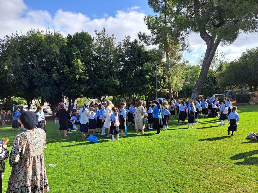 Bais Yaakov students visit Kiryat Hayovel