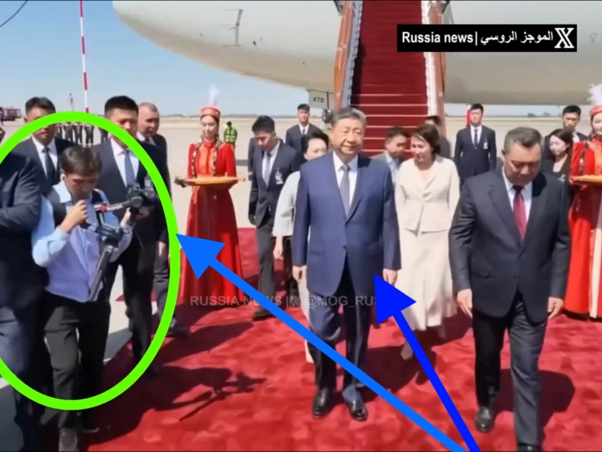 Photographer tries to get close to the Chinese president 