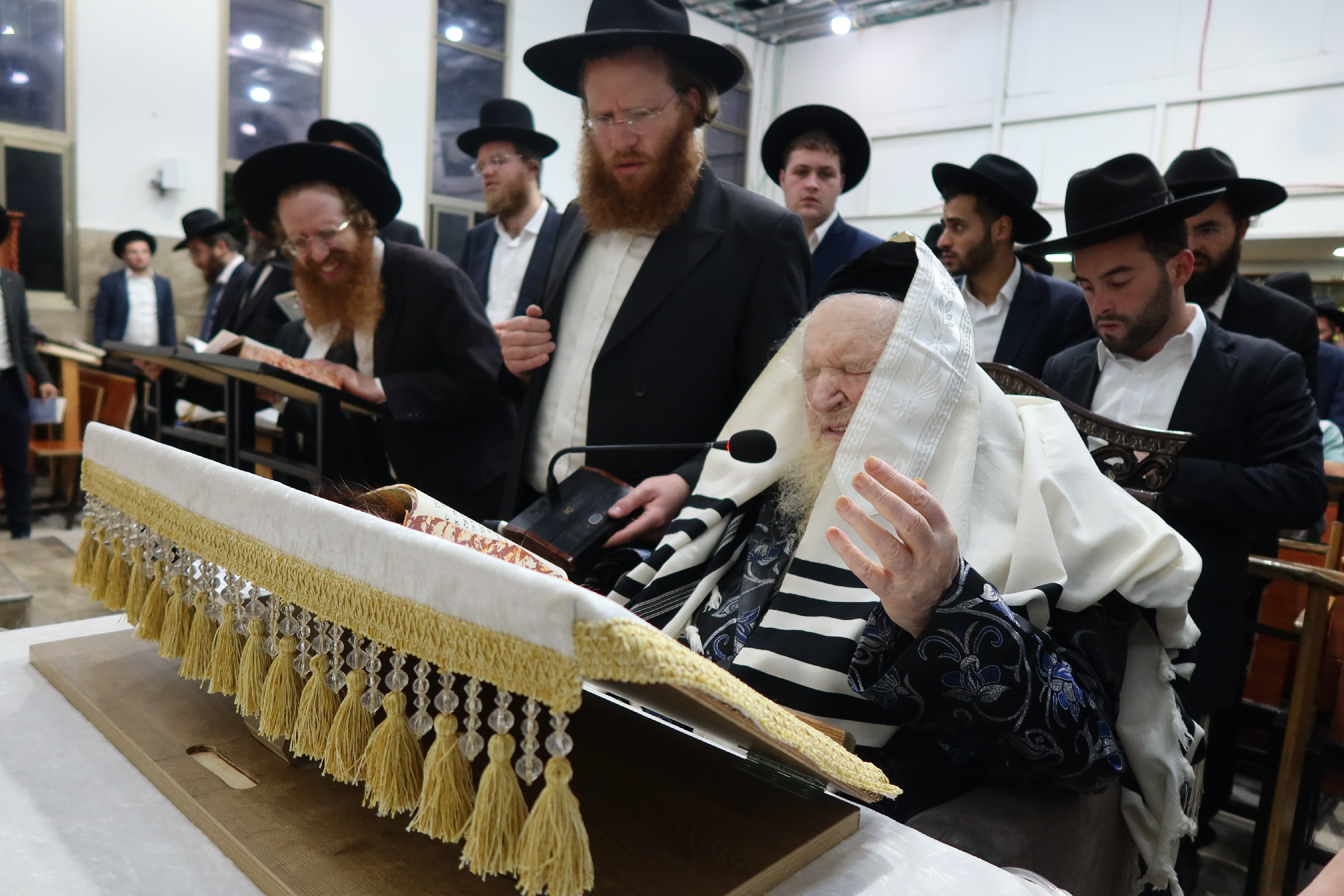 Rabbi Moshe Sternbuch Leads Emotional Selichot Service in Beit Shemesh