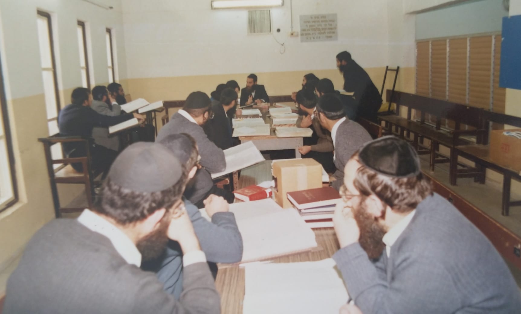 Gafni delivering a shiur at a kollel in Ofakim