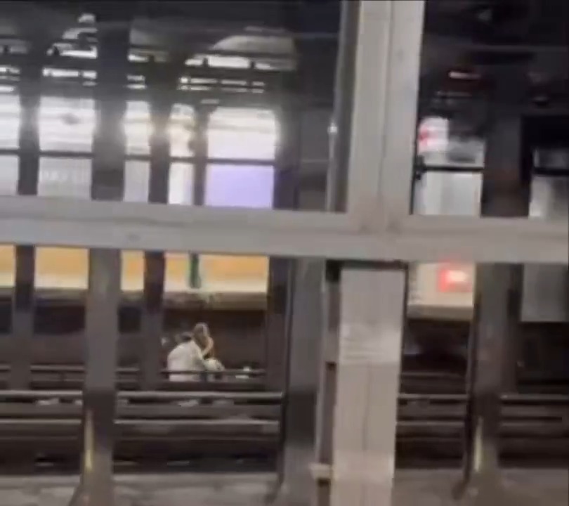 Two Dead After Sitting on Manhattan Subway Tracks
