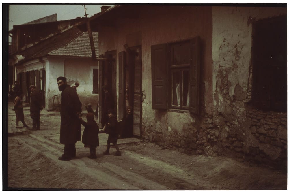 A street in the Izbica ghetto during the period when transports arrived from the Protectorate of Bohemia and Moravia. Photo: Max Kirnberger, communications officer in the Wehrmacht