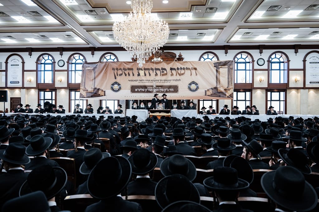 The Satmar Rebbe shlita at the opening of the zman