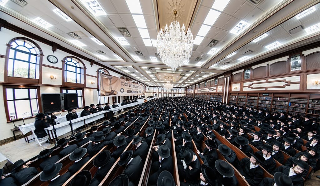 The Satmar Rebbe shlita at the opening of the zman