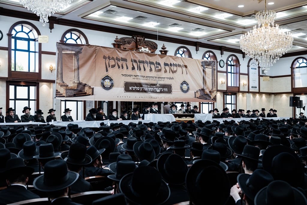 The Satmar Rebbe shlita at the opening of the zman