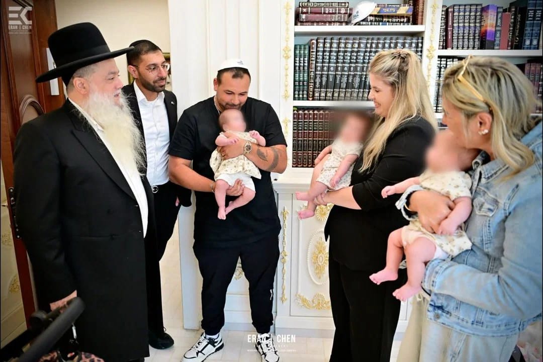 Miracle triplets and their parents visit Rabbi Cohen
