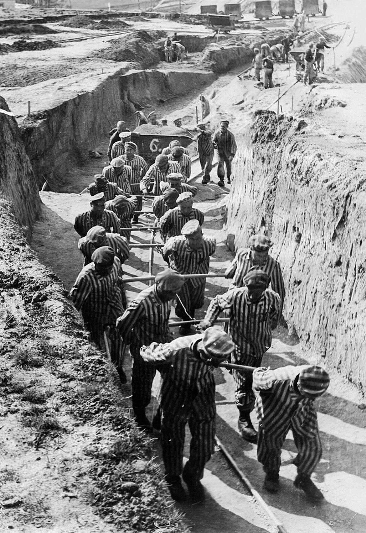 Prsioners in Mathhausen concentration camp