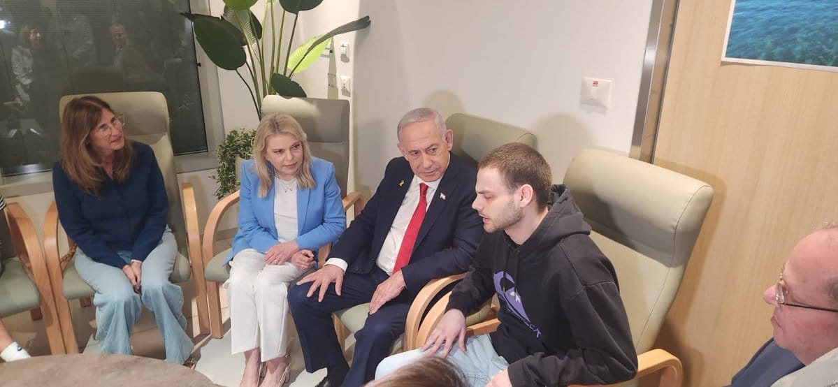 Netanyahu and Sara meet Alon Ohel