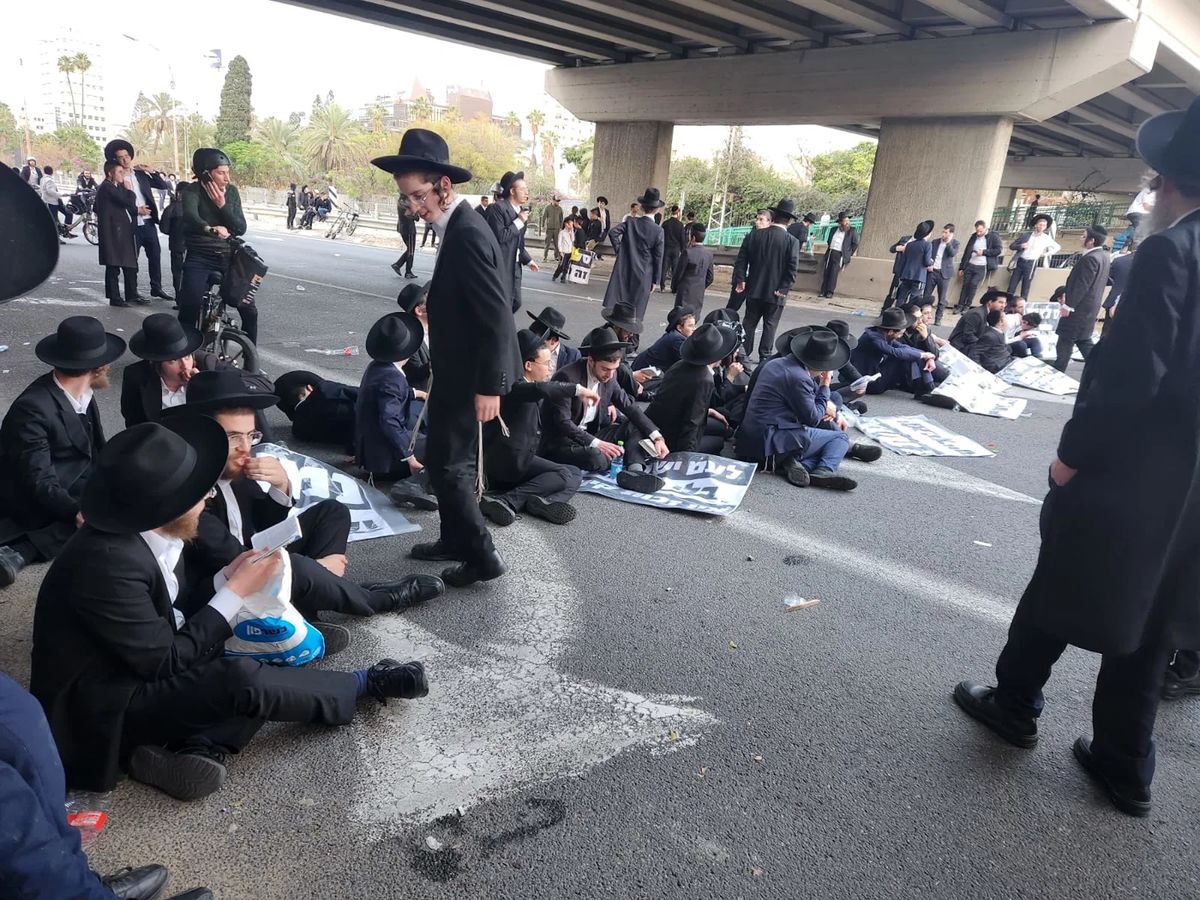 Haredim block Route 4