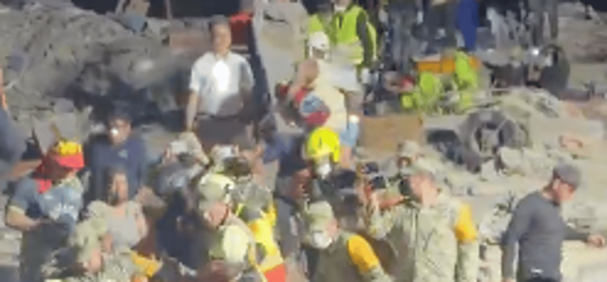 The Seven-Nation Miracle: Rescuers Free Security Guard After Eight Days Trapped Beneath Rubble