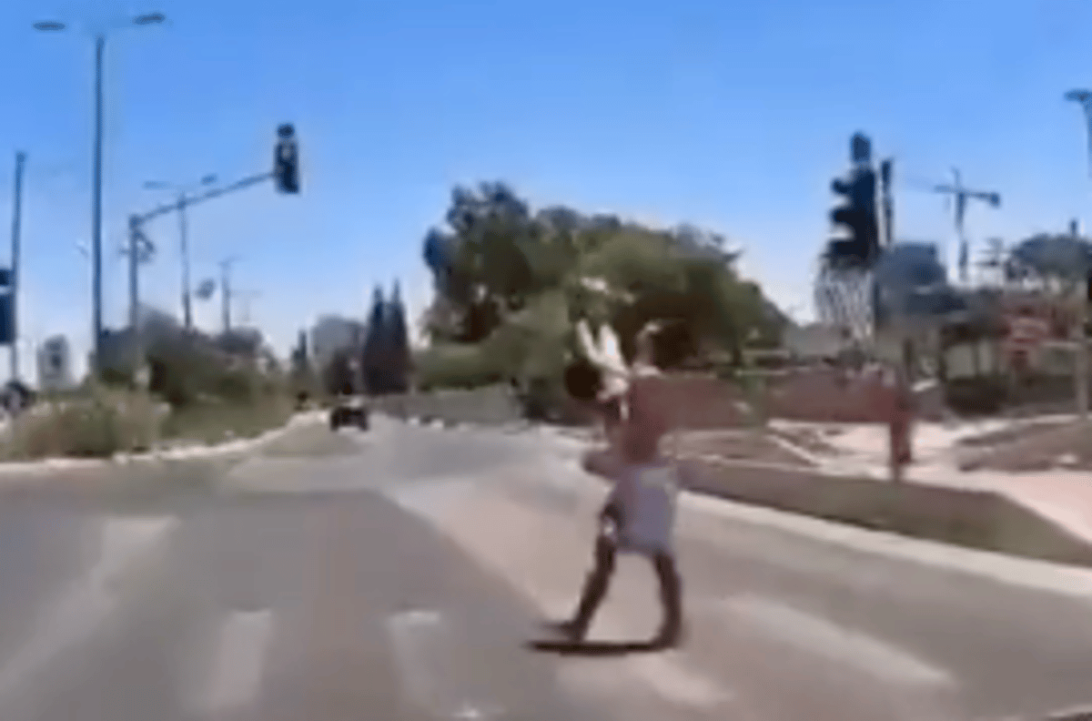 Man Filmed Trying to Abduct Young Girl in Petah Tikva