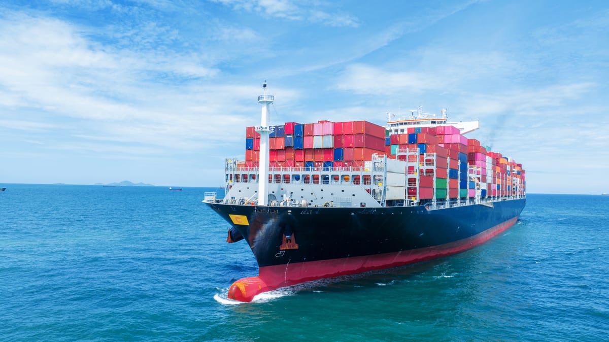 Cargo shipping vessel