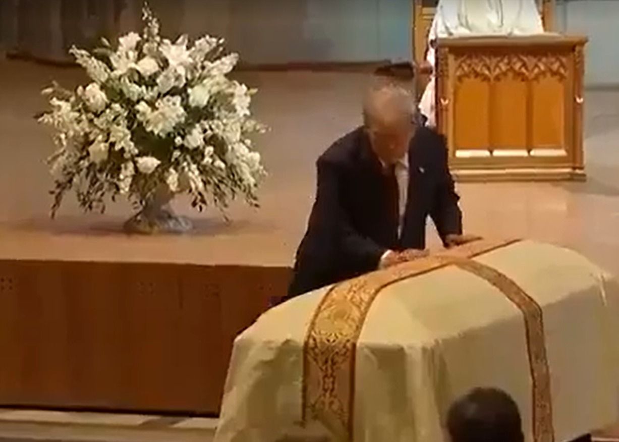Trump Knocking On Cenator Graham's casket 