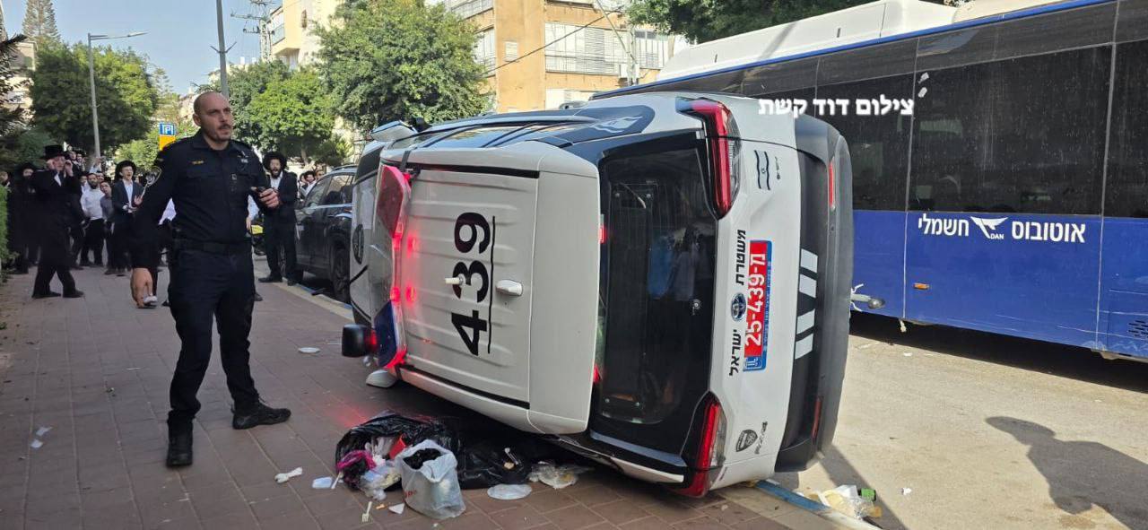 Overturned police car durign Bnei Brak riots
