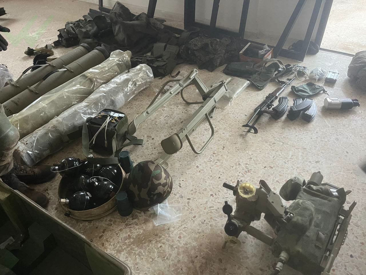 Givati's Shaked fighters disover hezbollah weapons cache