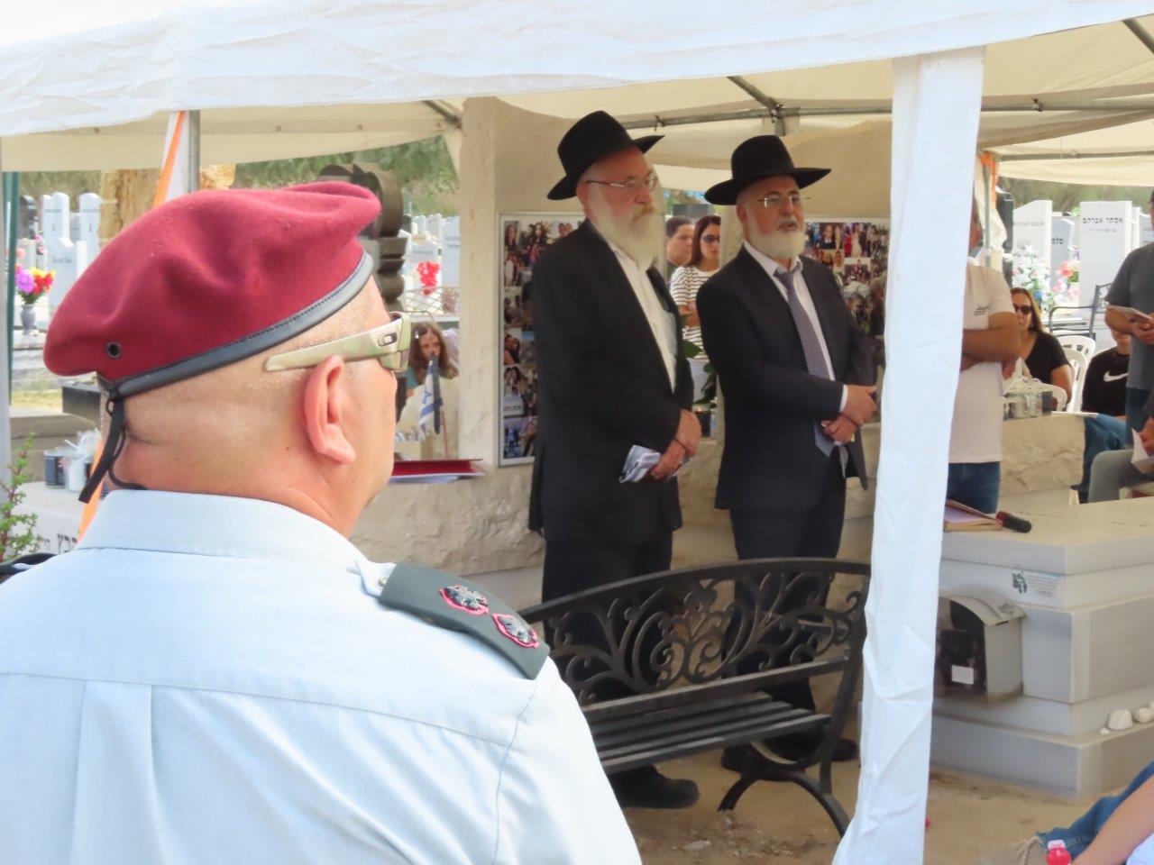 Bereaved families at the Ashdod cemetery