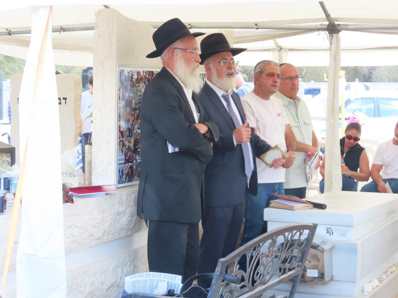 Bereaved families at the Ashdod cemetery