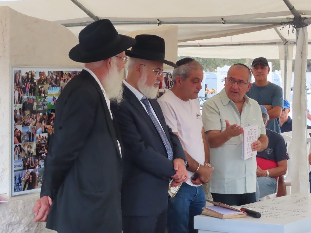 Bereaved families at the Ashdod cemetery