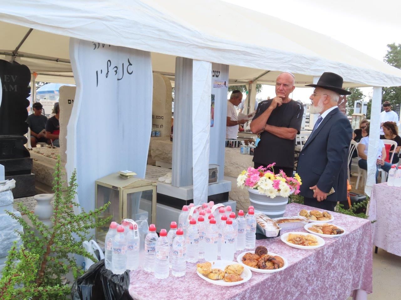 Bereaved families at the Ashdod cemetery