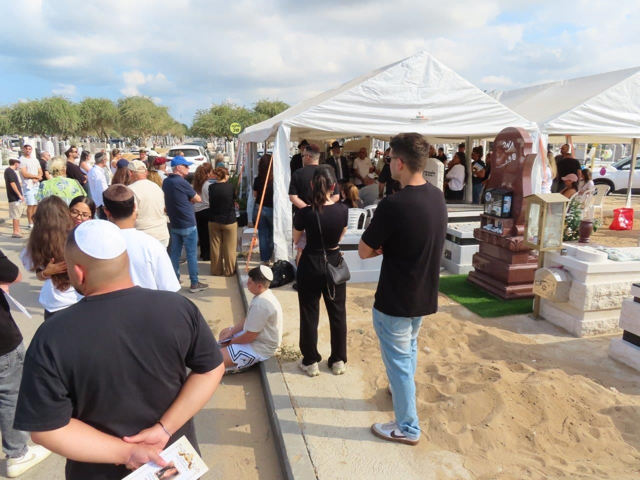 Bereaved families at the Ashdod cemetery