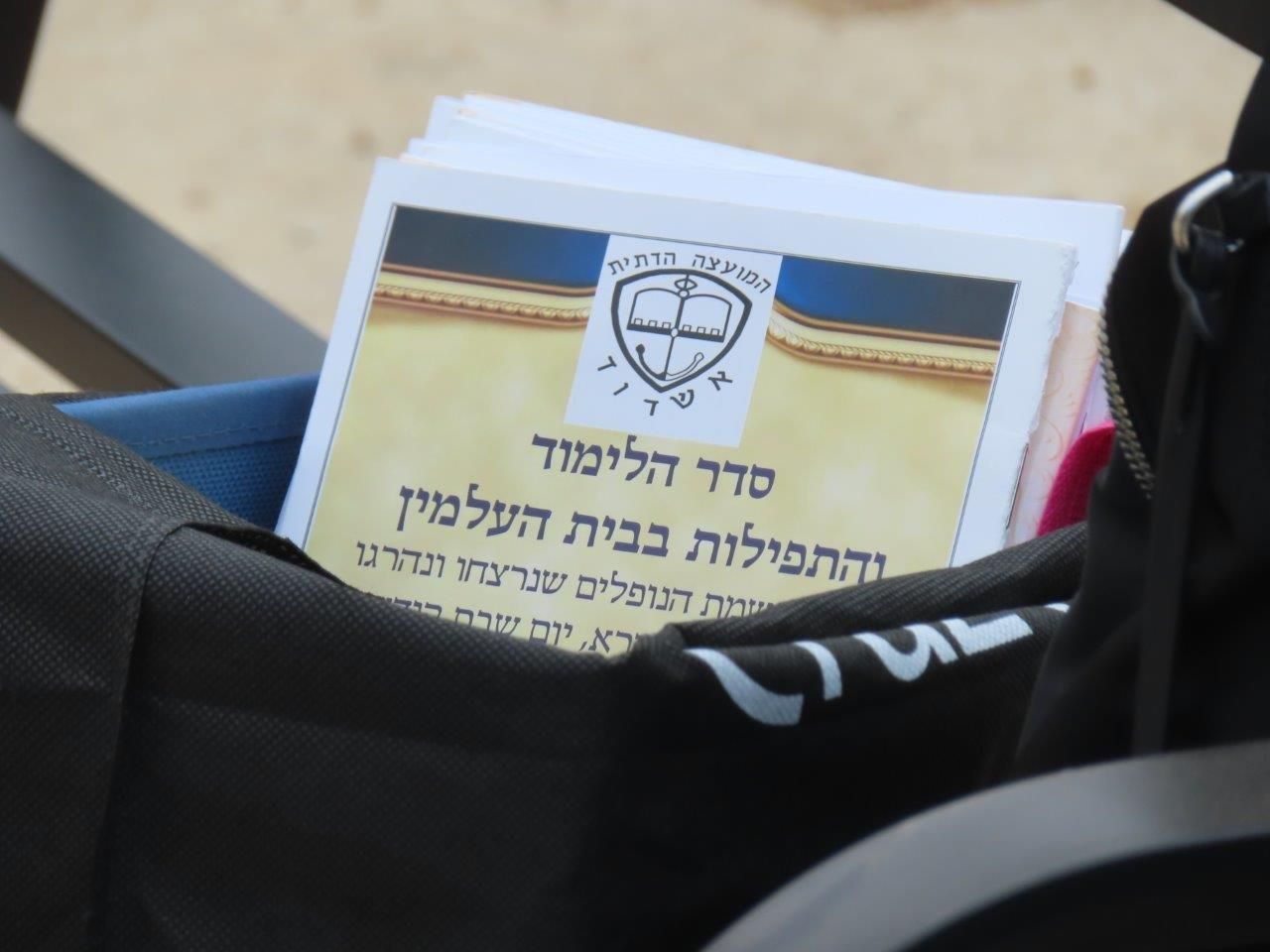 Bereaved families at the Ashdod cemetery