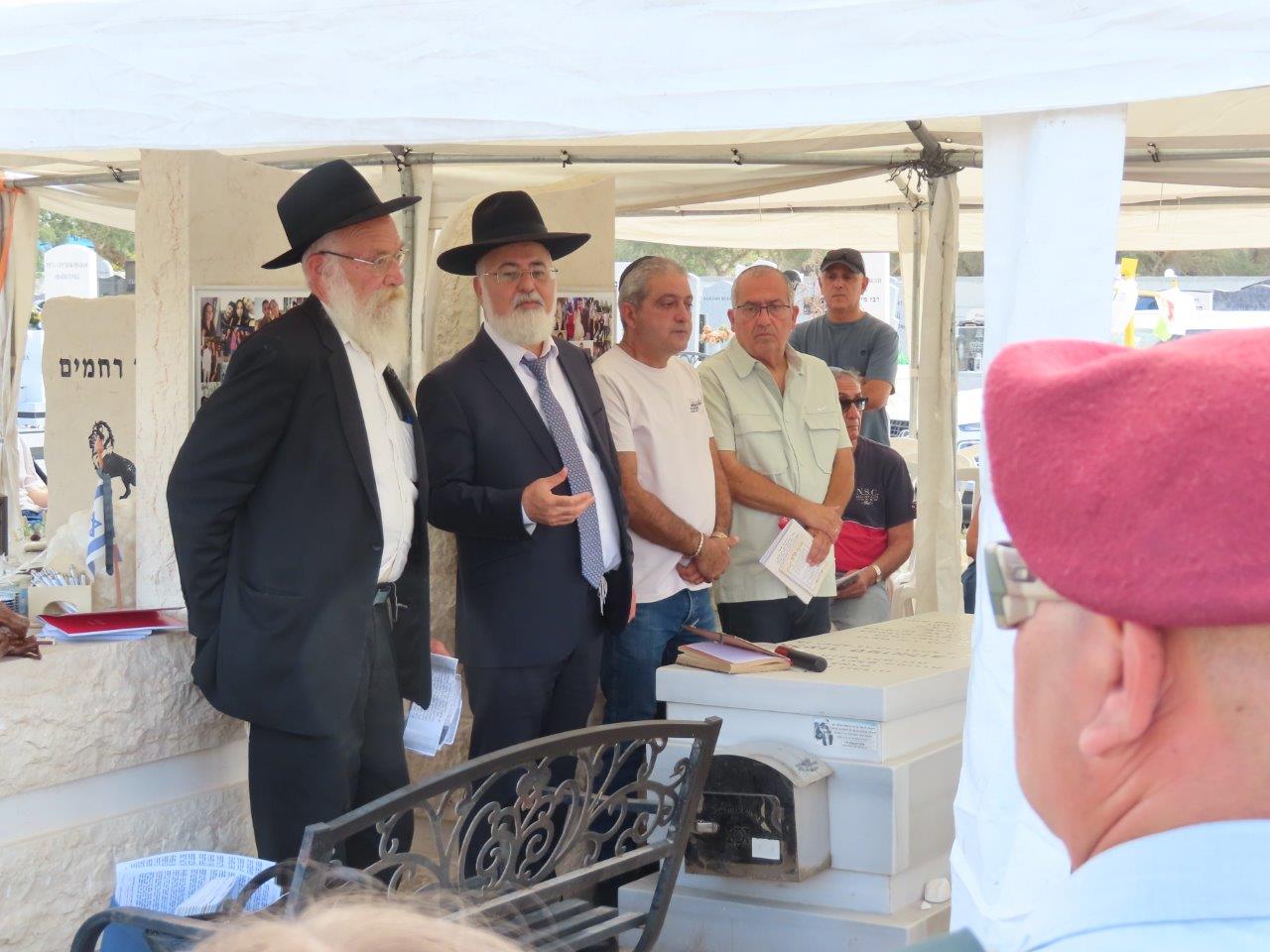 Bereaved families at the Ashdod cemetery