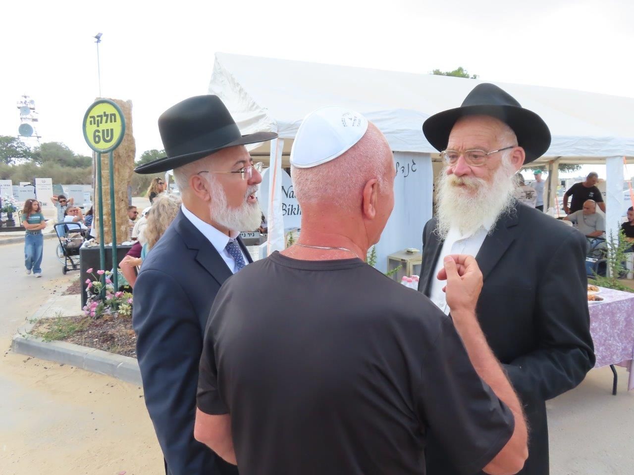 Bereaved families at the Ashdod cemetery