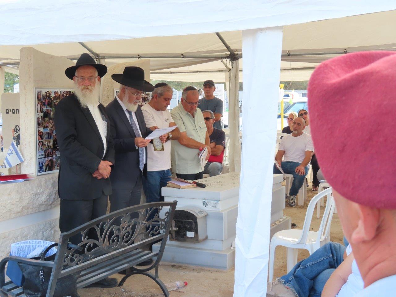 Bereaved families at the Ashdod cemetery