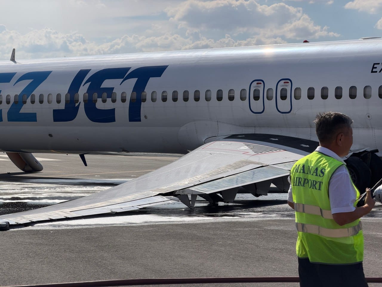 Aircraft stranded on runway | Archive