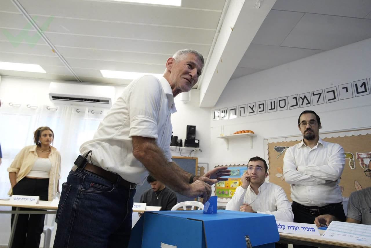 Yair Golan votes
