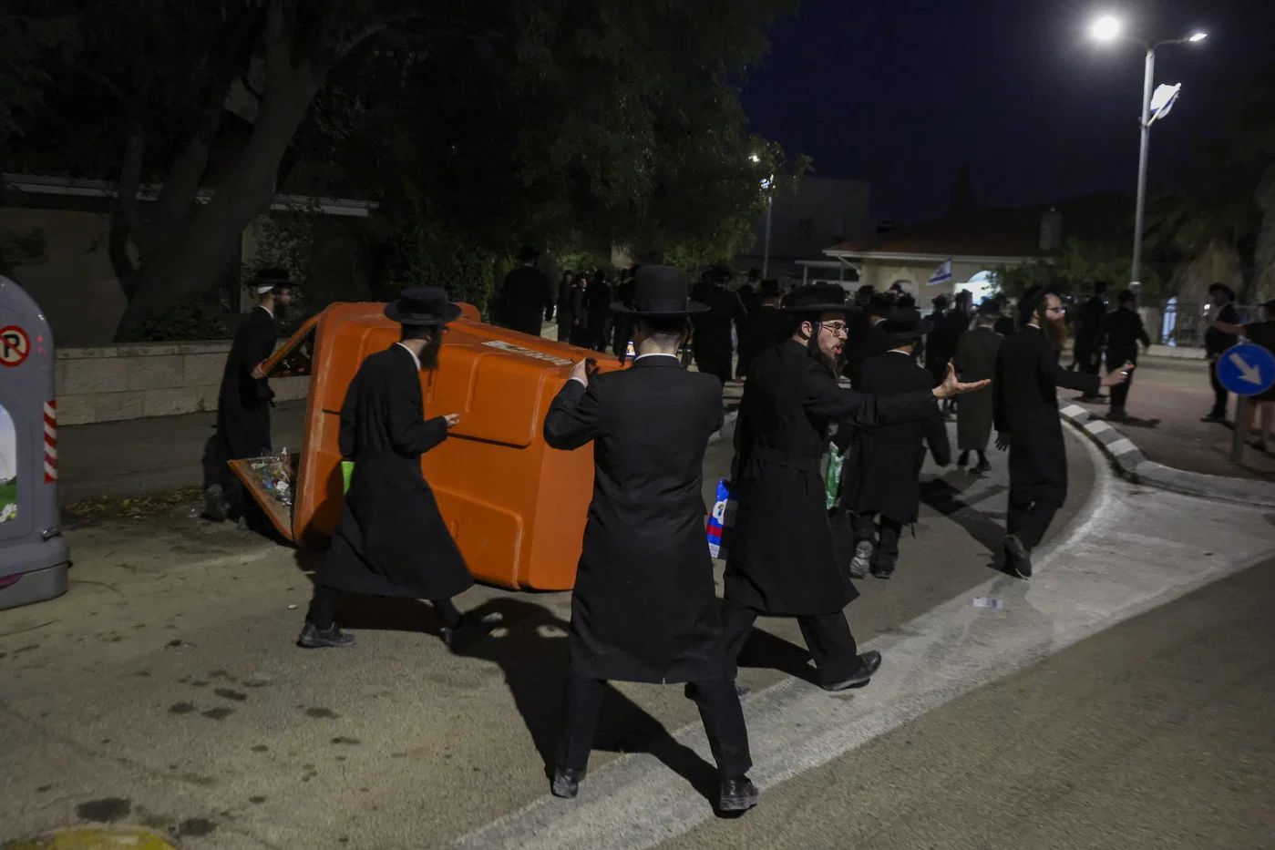 Haredi extremists attack home of Supreme Court Deputy President Noam Sohlberg