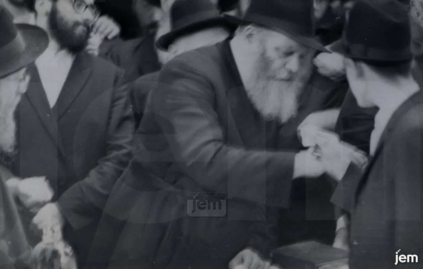 Handing out the kos shel brocha