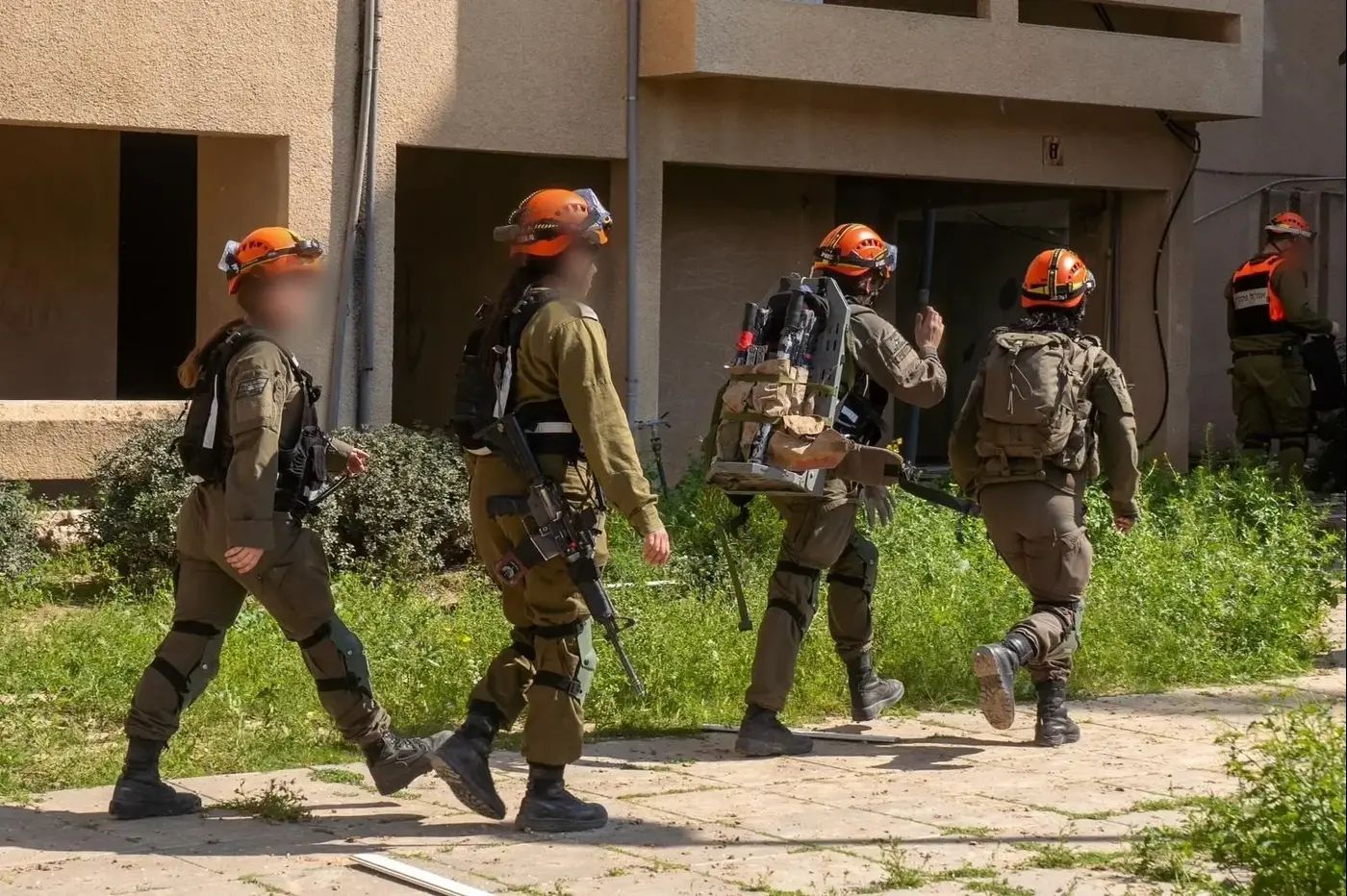 Female IDF soldiers during war