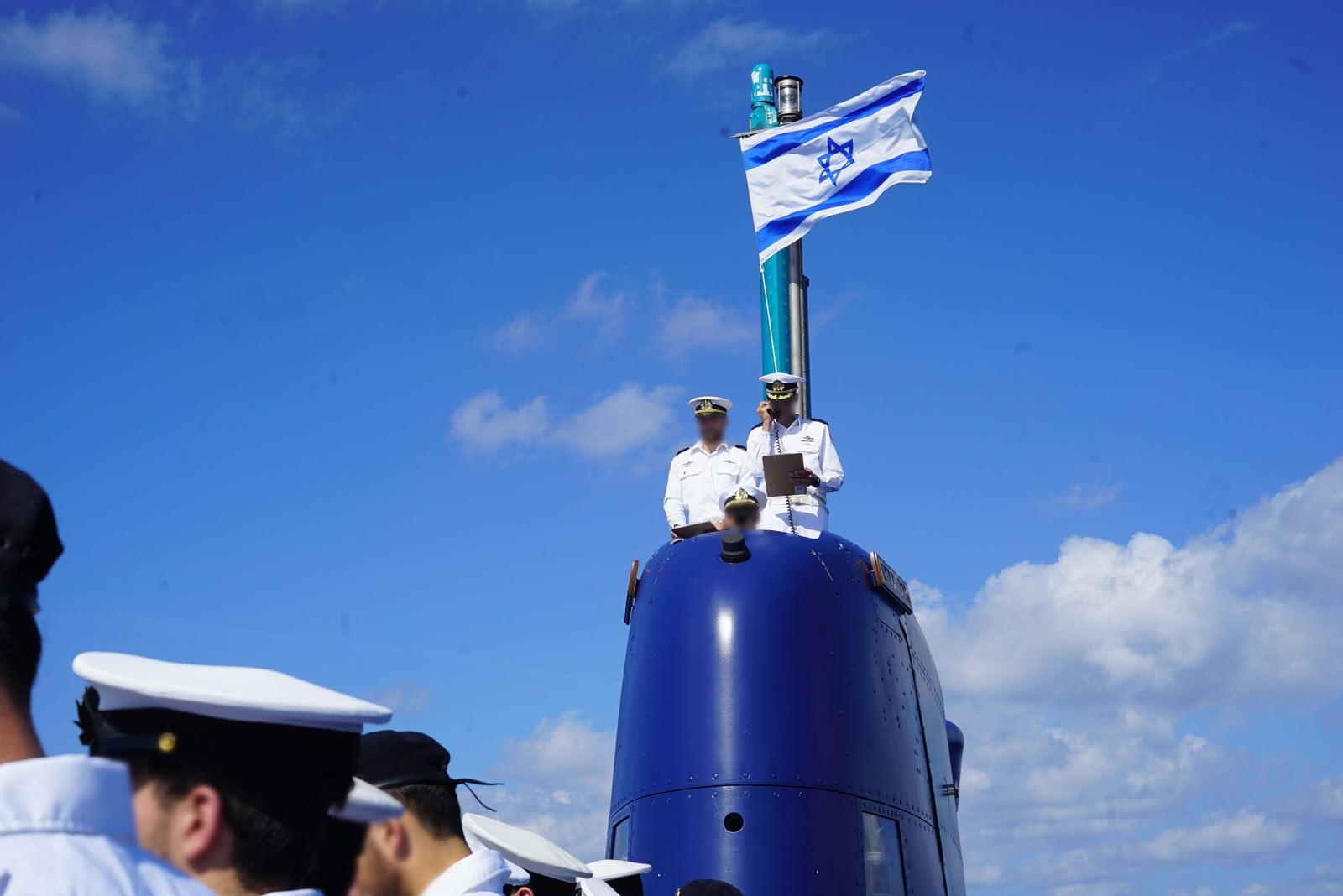 The submarine "Dragon" arriving at Haifa port