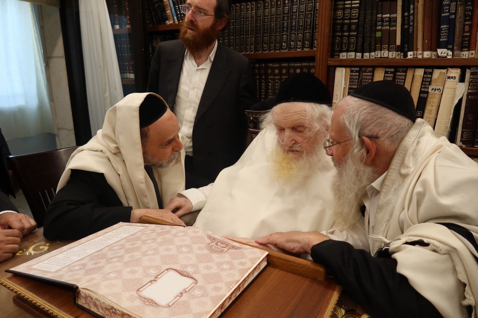 Rav Yaakov Dovid Nakash visiting HaRav Moshe Sternbuch shlita