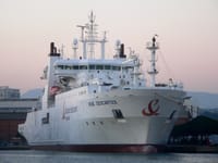 Submarine cable layer ship