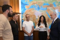 Netanyahu with the rescuers from the flight