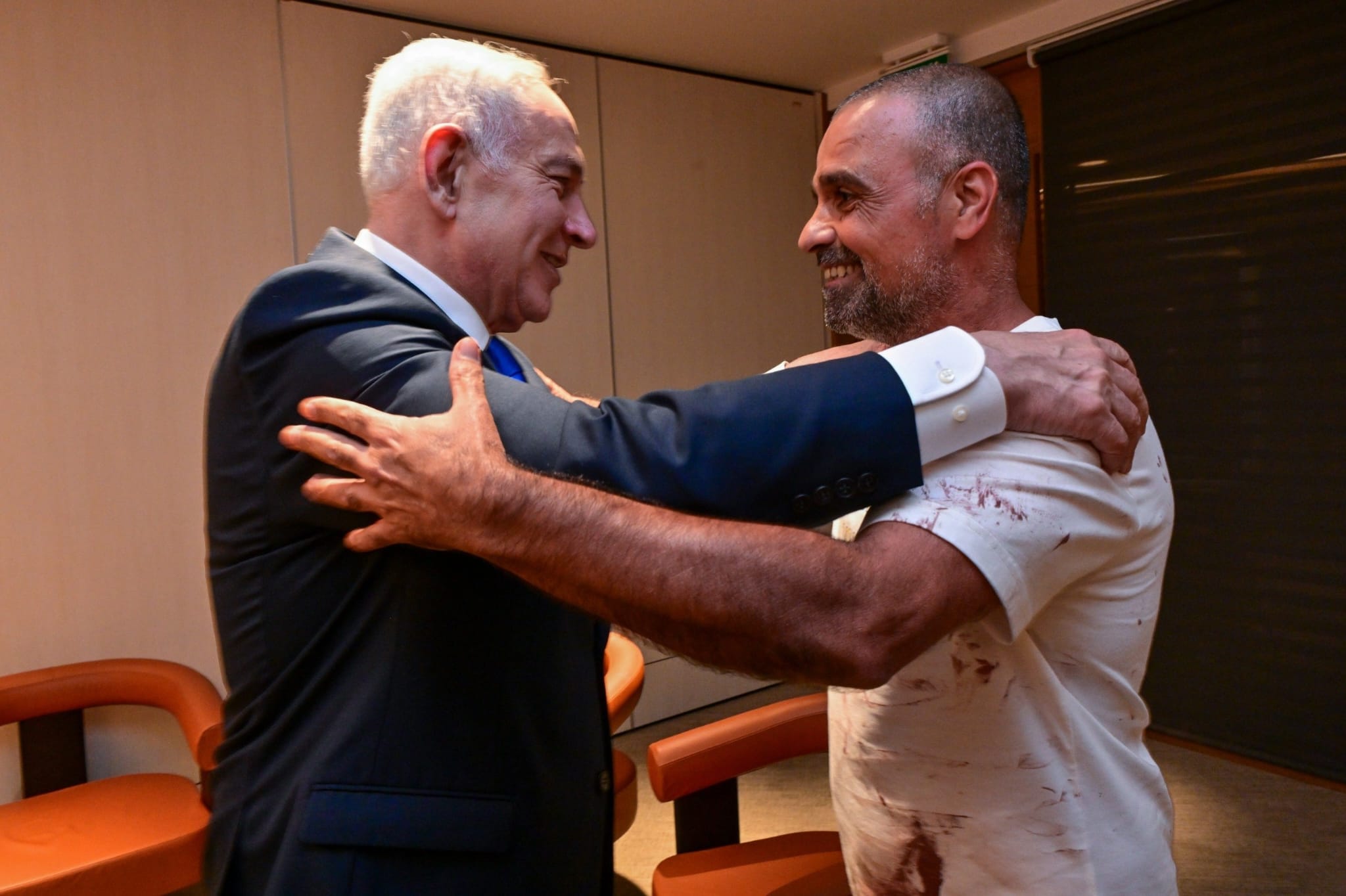 Netanyahu at Ben Gurion Airport with Yaniv Hiyun