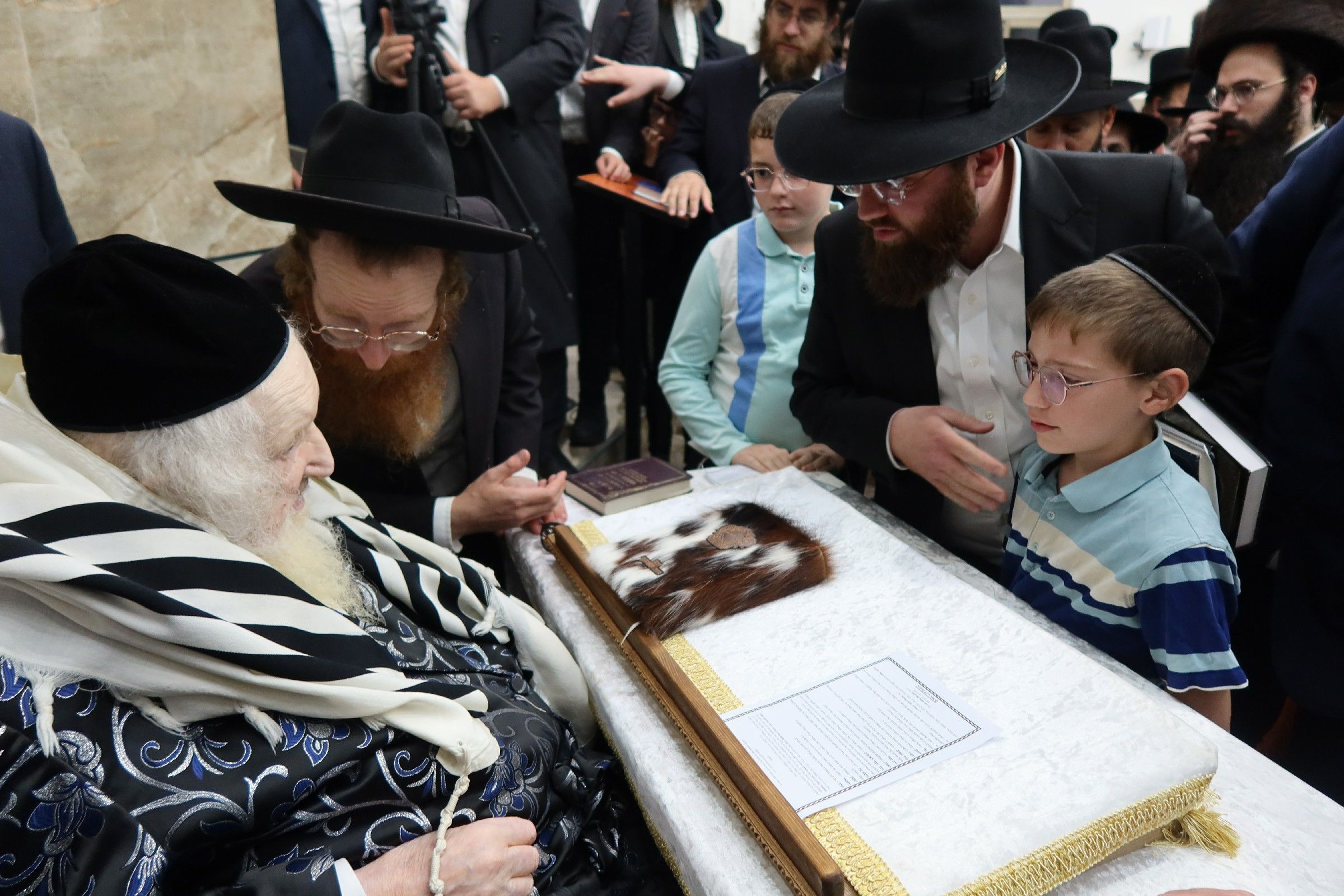 Rabbi Moshe Sternbuch Leads Emotional Slichos Service in Beit Shemesh