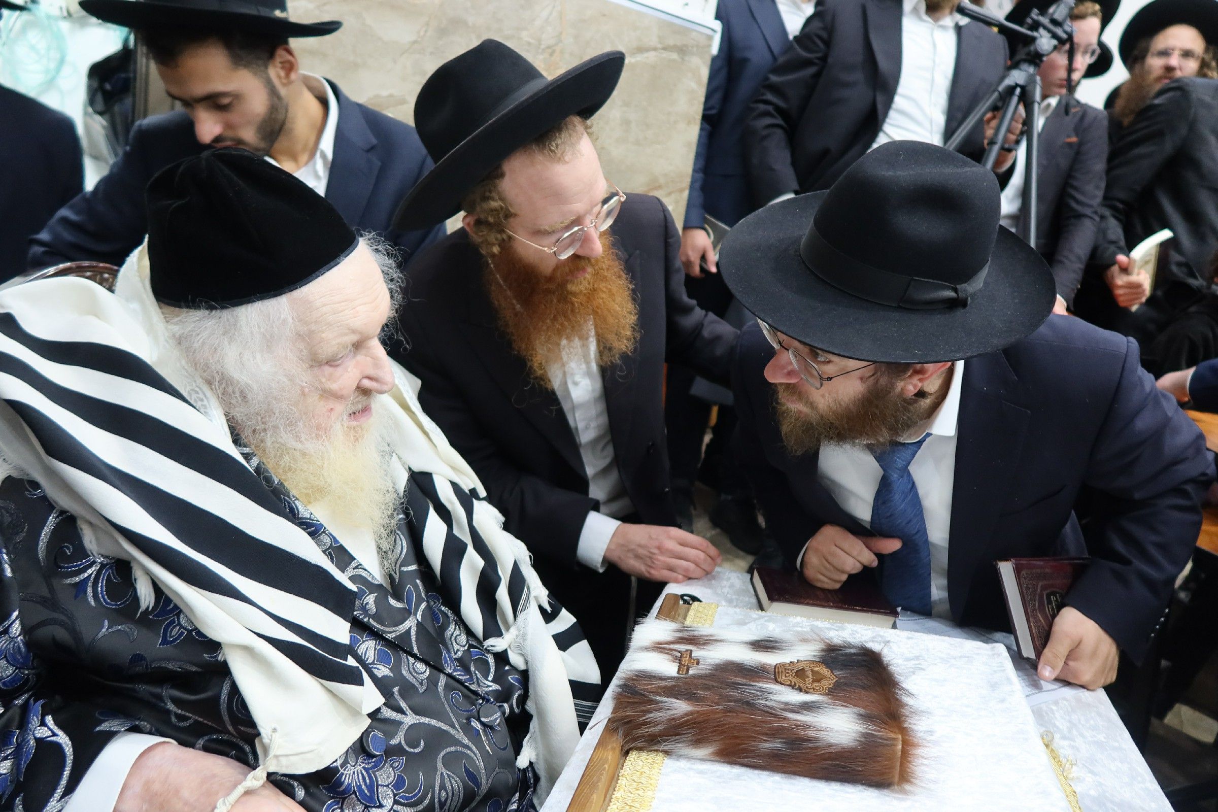 Rabbi Moshe Sternbuch Leads Emotional Slichos Service in Beit Shemesh