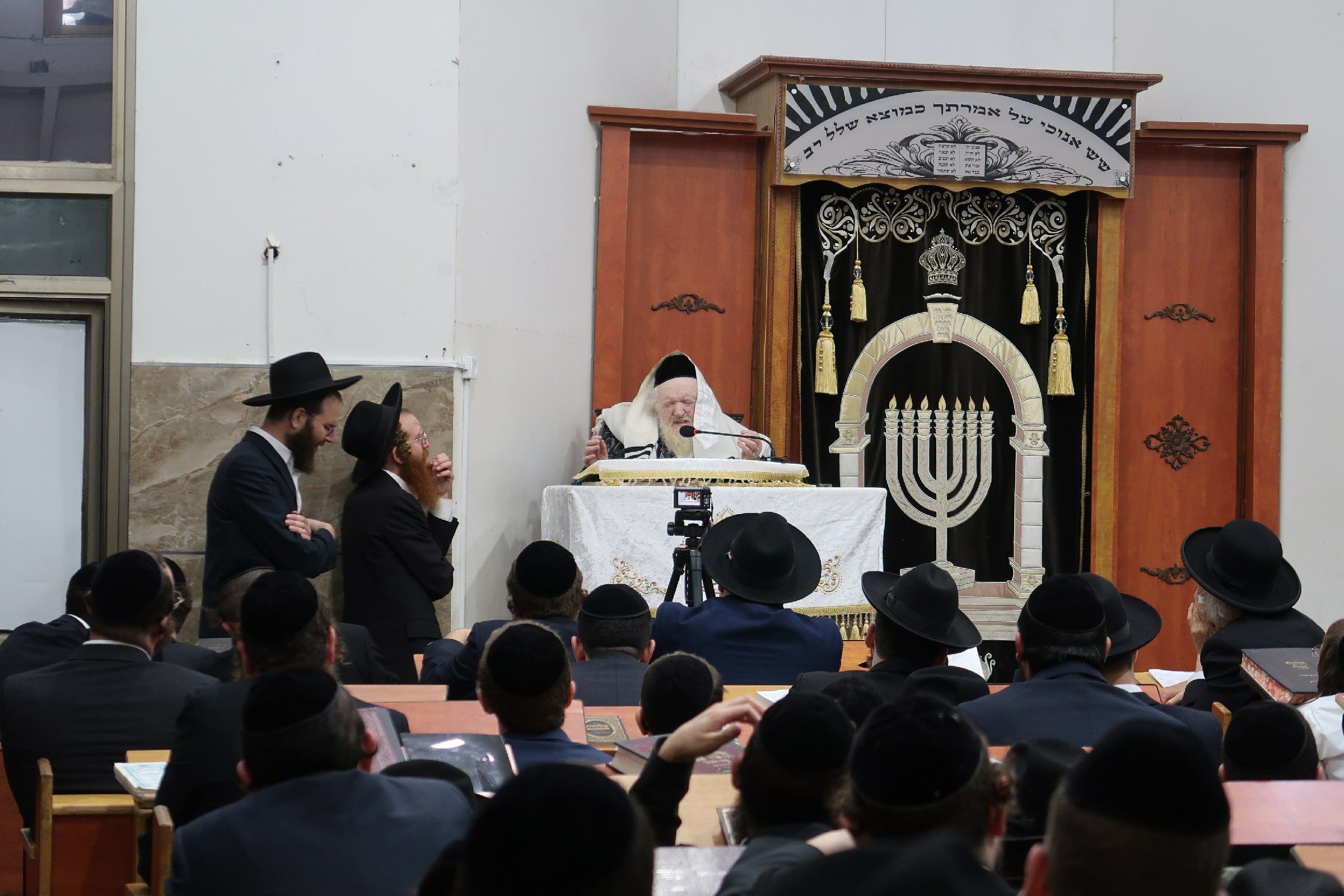 Rabbi Moshe Sternbuch Leads Emotional Slichos Service in Beit Shemesh