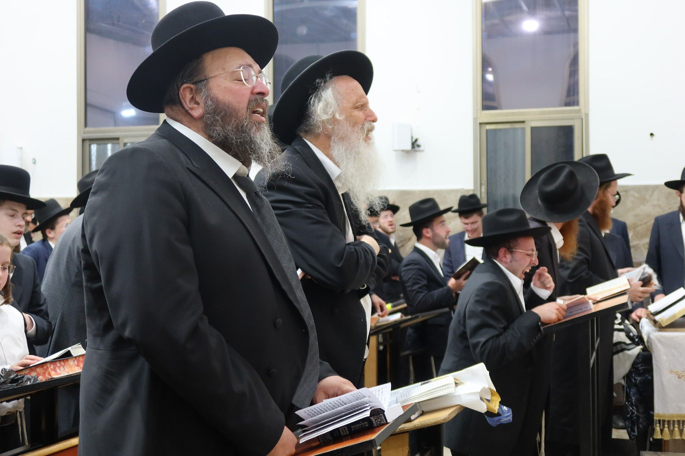 Rabbi Moshe Sternbuch Leads Emotional Selichot Service in Beit Shemesh