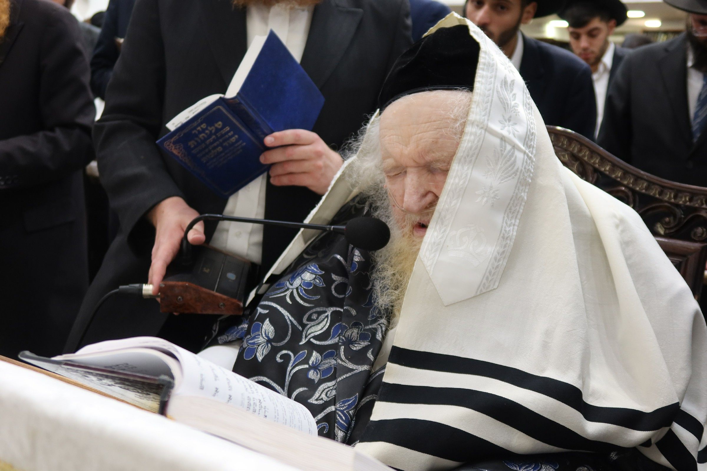 Rabbi Moshe Sternbuch Leads Emotional Slichos Service in Beit Shemesh