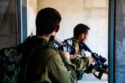 Israeli soldiers training in combat in an urban area